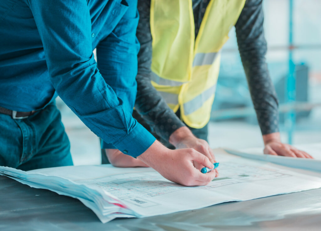 2 personnes sur un chantier
