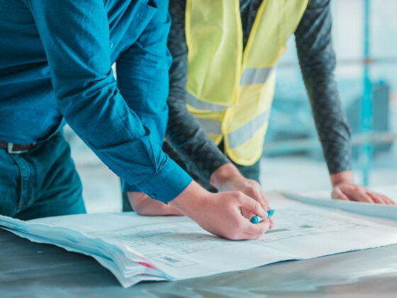 2 personnes sur un chantier