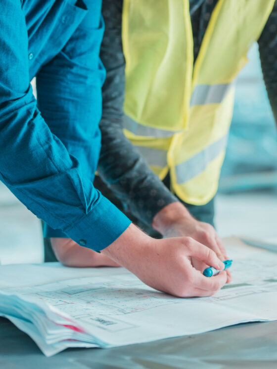 2 personnes sur un chantier